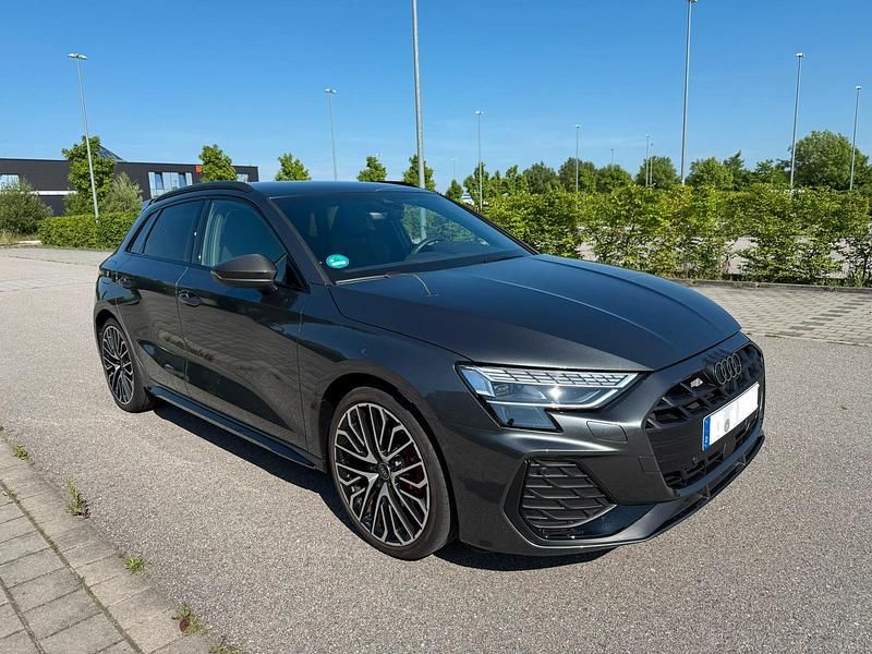Grau Gebraucht 2024 Audi A3 Sportback S-Line Kleinwagen | 40.999 € (Fairer Preis) - Bild 1/4