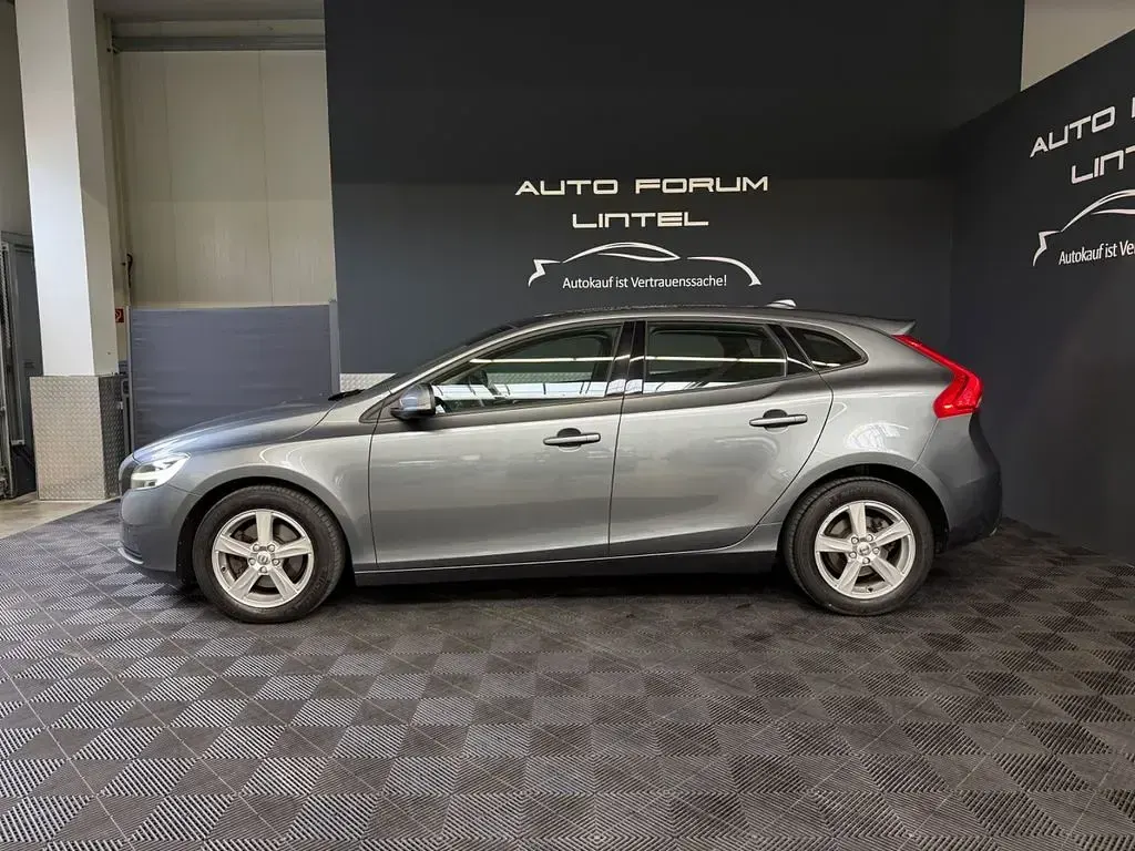 Gebraucht Volvo V40 Kinetic 152 PS (111 kW) 2017 Osmium grey metallic Limousine