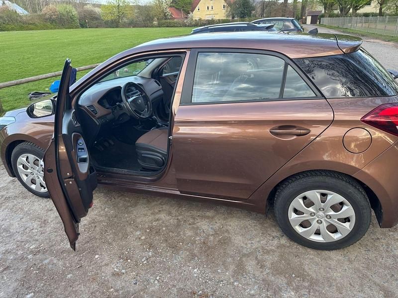 Gebraucht Hyundai i20 Classic 84 PS (61 kW) 2015 Braun Kleinwagen