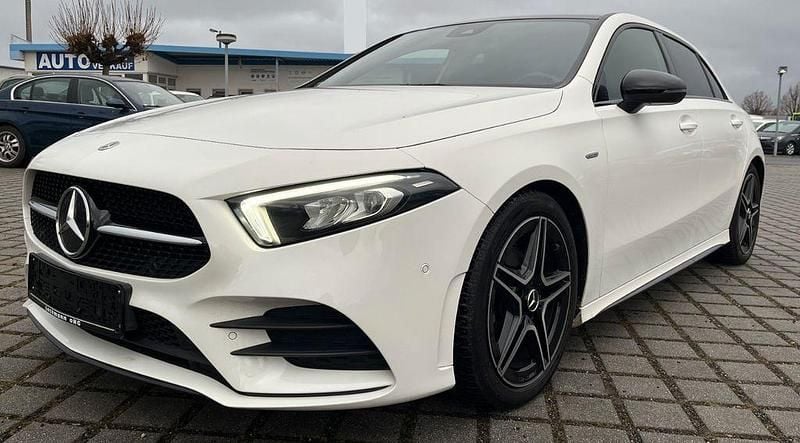 Polarweiss Gebraucht 2020 Mercedes A180 AMG line Limousine | 18.500 € (Superpreis) - Bild 1/4
