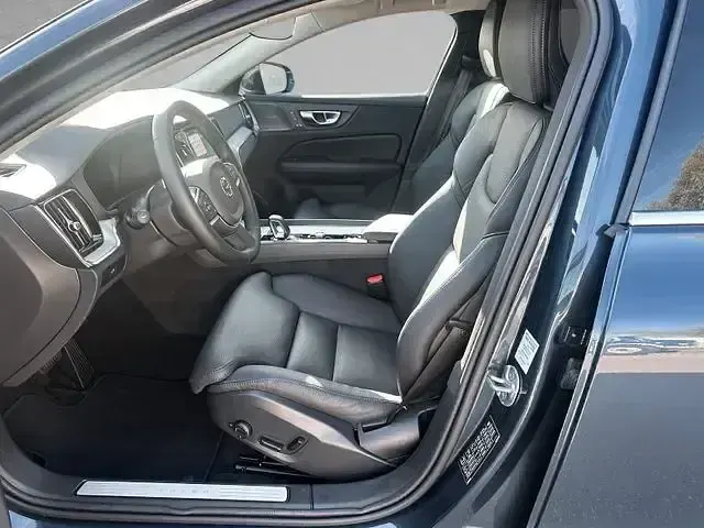 Gebraucht Volvo V60 Core 197 PS (144 kW) 2025 Blau Kombi
