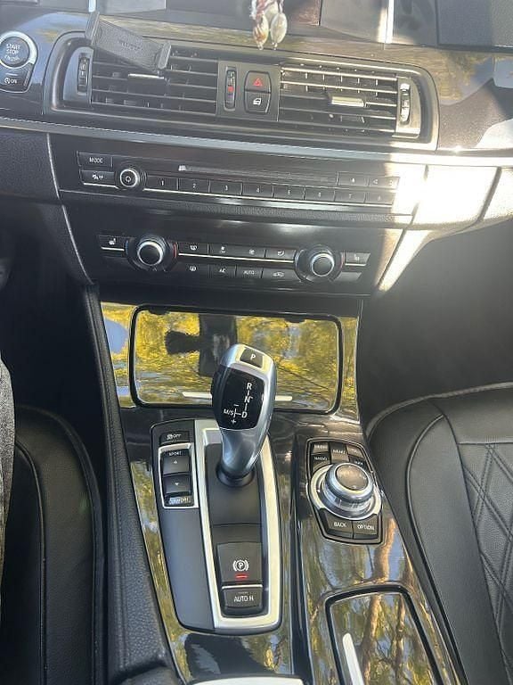 Silber Gebraucht 2015 BMW 520 Performance Limousine | 13.500 € (Guter Preis) - Bild 1/4