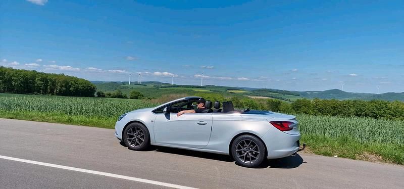 Second-hand Opel Cascada 165 CP (121 kW) 2014 Albastru Cabrio