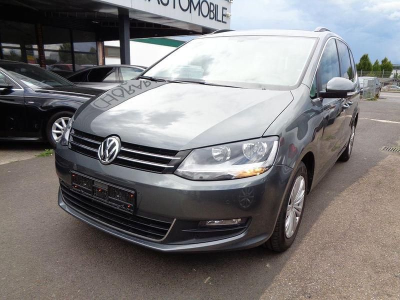 Grau Gebraucht 2017 VW Sharan Comfortline Van / Kleinbus | 14.099 € (Fairer Preis) - Bild 1/4