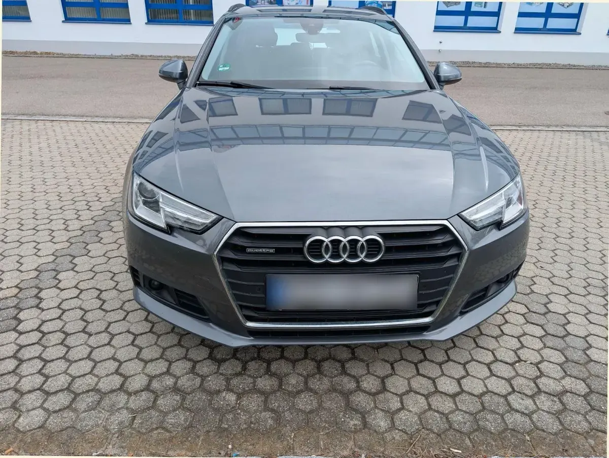 Gebraucht Audi A4 Basis 218 PS (160 kW) 2017 Grau Limousine