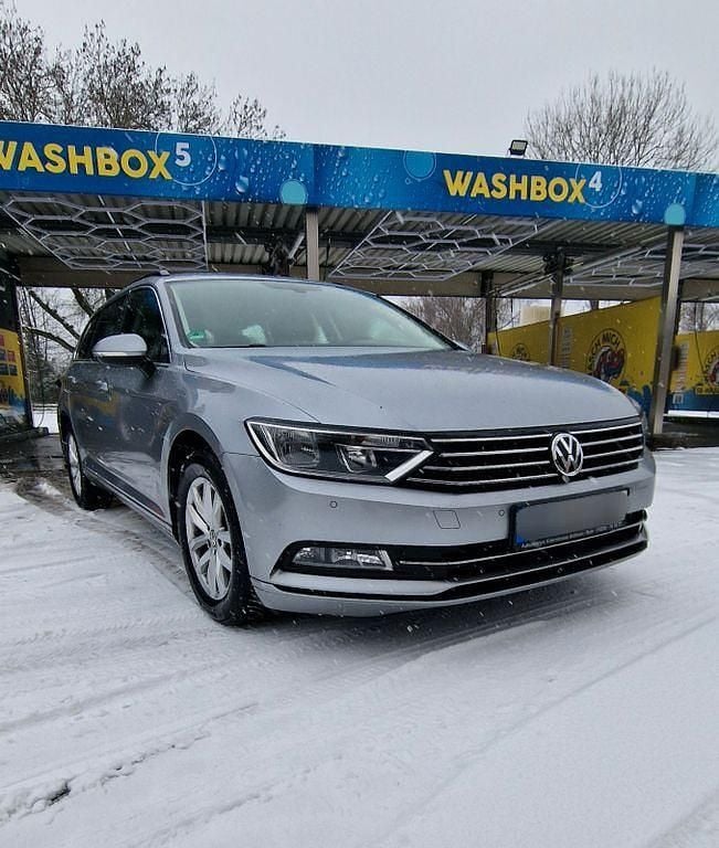Silber Gebraucht 2017 VW Passat Comfortline Kombi | 9.900 € (Guter Preis) - Bild 1/4