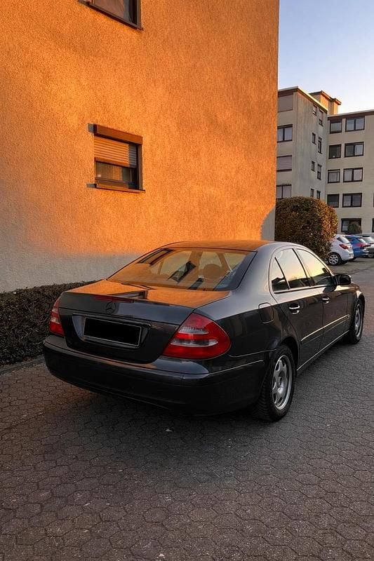 Gebraucht Mercedes E220 150 PS (110 kW) 2003 Schwarz Limousine