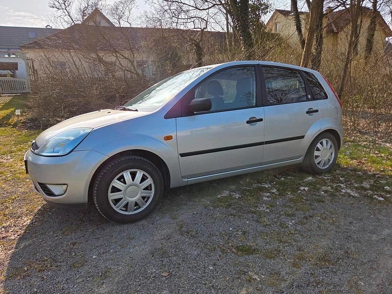 Gebraucht Ford Fiesta Ghia 100 PS (73 kW) 2005 Silber Kleinwagen