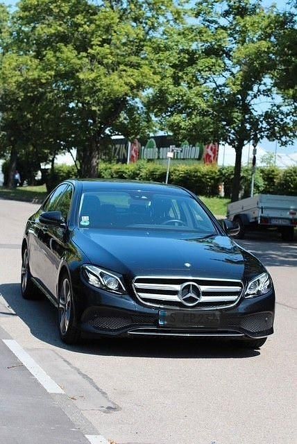 Schwarz Gebraucht 2016 Mercedes E220 Avantgarde Limousine | 18.499 € (Etwas zu teuer) - Bild 1/4