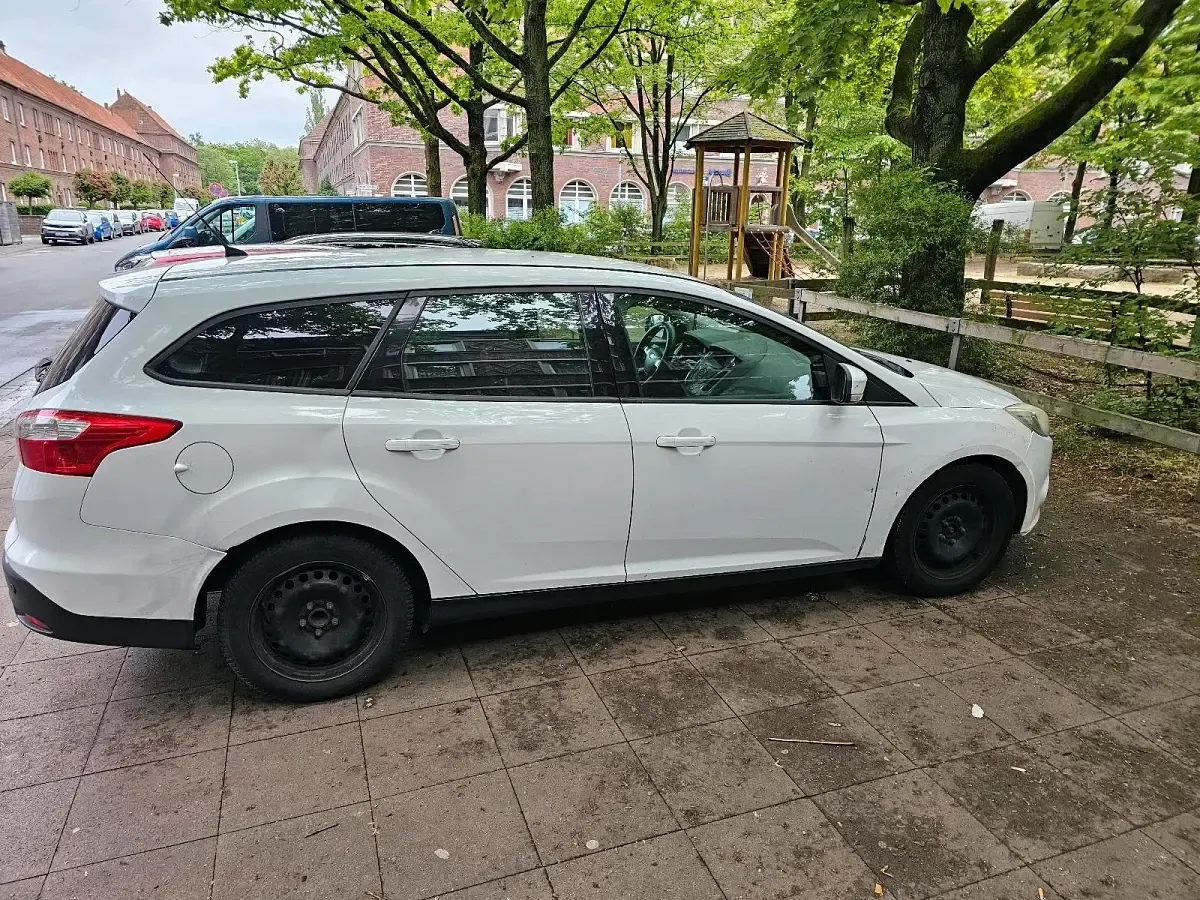 Gebraucht Ford Focus 116 PS (85 kW) 2011 Weiß Kombi
