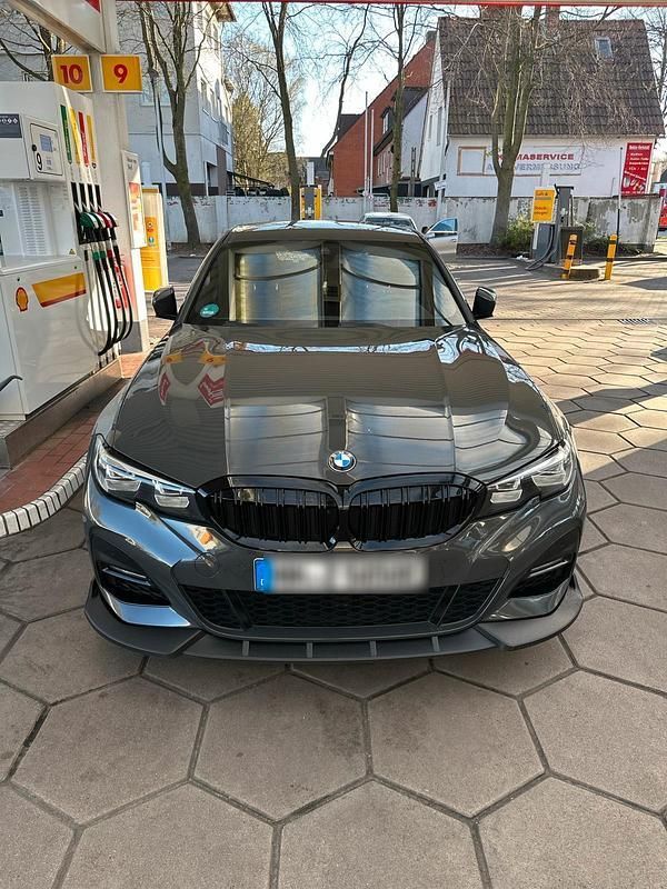 Grau Gebraucht 2020 BMW 330e M Sport Limousine | 29.000 € - Bild 1/4