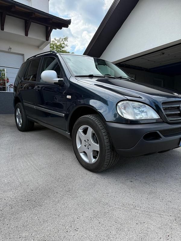 Blau Gebraucht 2000 Mercedes ML270 SUV | 13.500 € - Bild 1/4