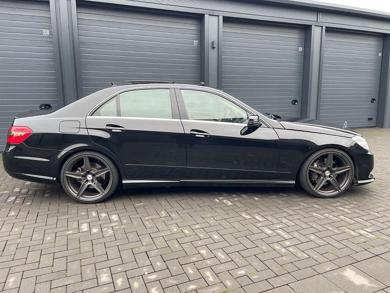 Gebraucht Mercedes E500 AMG 388 PS (285 kW) 2009 Schwarz Limousine