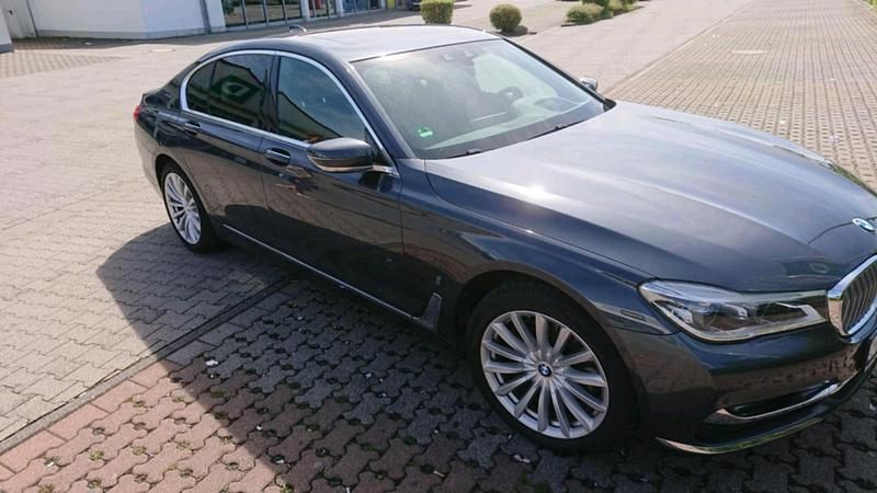 Grau Gebraucht 2018 BMW 740 iPerformance Limousine | 29.999 € - Bild 1/4