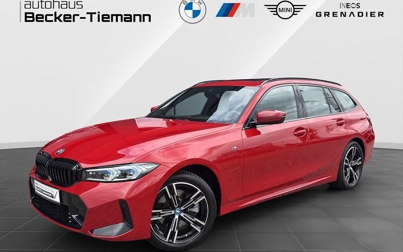 Gebraucht BMW 330e M Sport 292 PS (214 kW) 2024 Rot Kombi