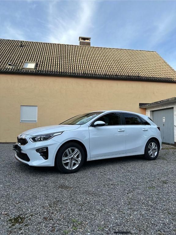 Weiß Gebraucht 2020 Kia Ceed 2 Limousine | 15.900 € (Guter Preis) - Bild 1/4