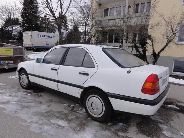 Gebraucht Mercedes C180 122 PS (89 kW) 1995 Weiß Limousine