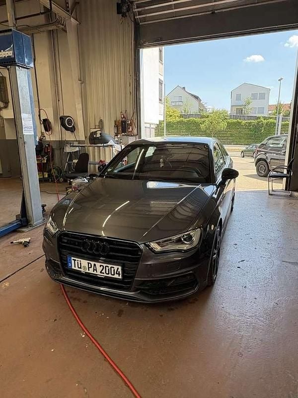 Grau Gebraucht 2015 Audi A3 Sportback S-Line Kleinwagen | 11.500 € (Guter Preis) - Bild 1/4