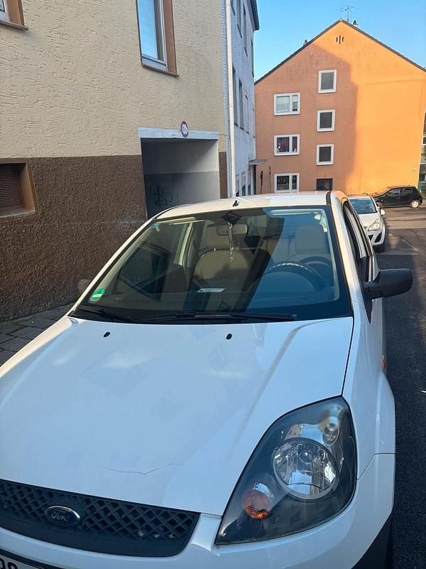 Weiß Gebraucht 2006 Ford Fiesta Limousine | 1.300 € (Guter Preis) - Bild 1/4