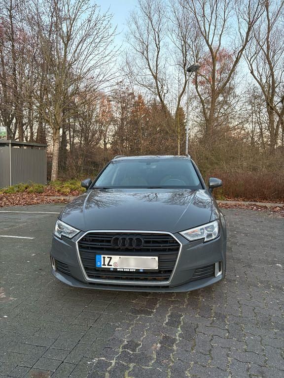 Grau Gebraucht 2018 Audi A3 Sport Limousine | 14.200 € (Guter Preis) - Bild 1/4