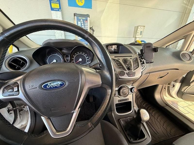 Gebraucht Ford Fiesta 92 PS (67 kW) 2009 Weiß Kleinwagen