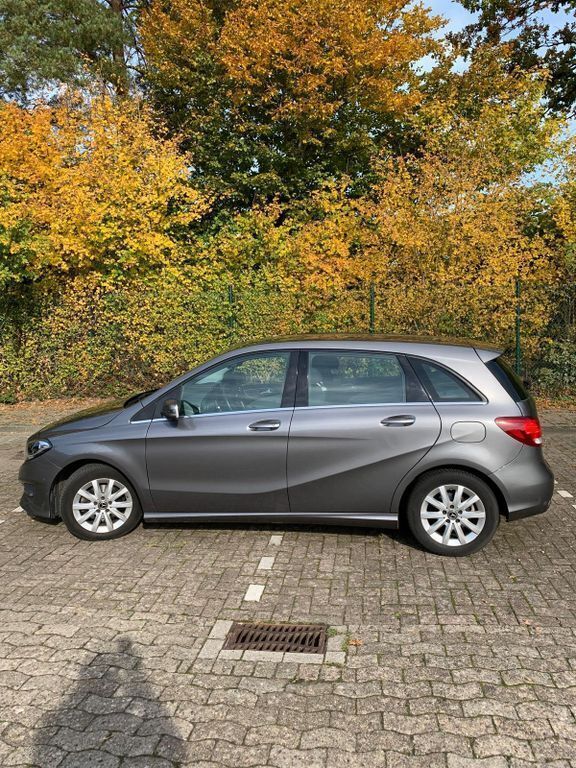 Beige Gebraucht 2018 Mercedes B180 Van / Kleinbus | 17.300 € (Guter Preis) - Bild 1/4