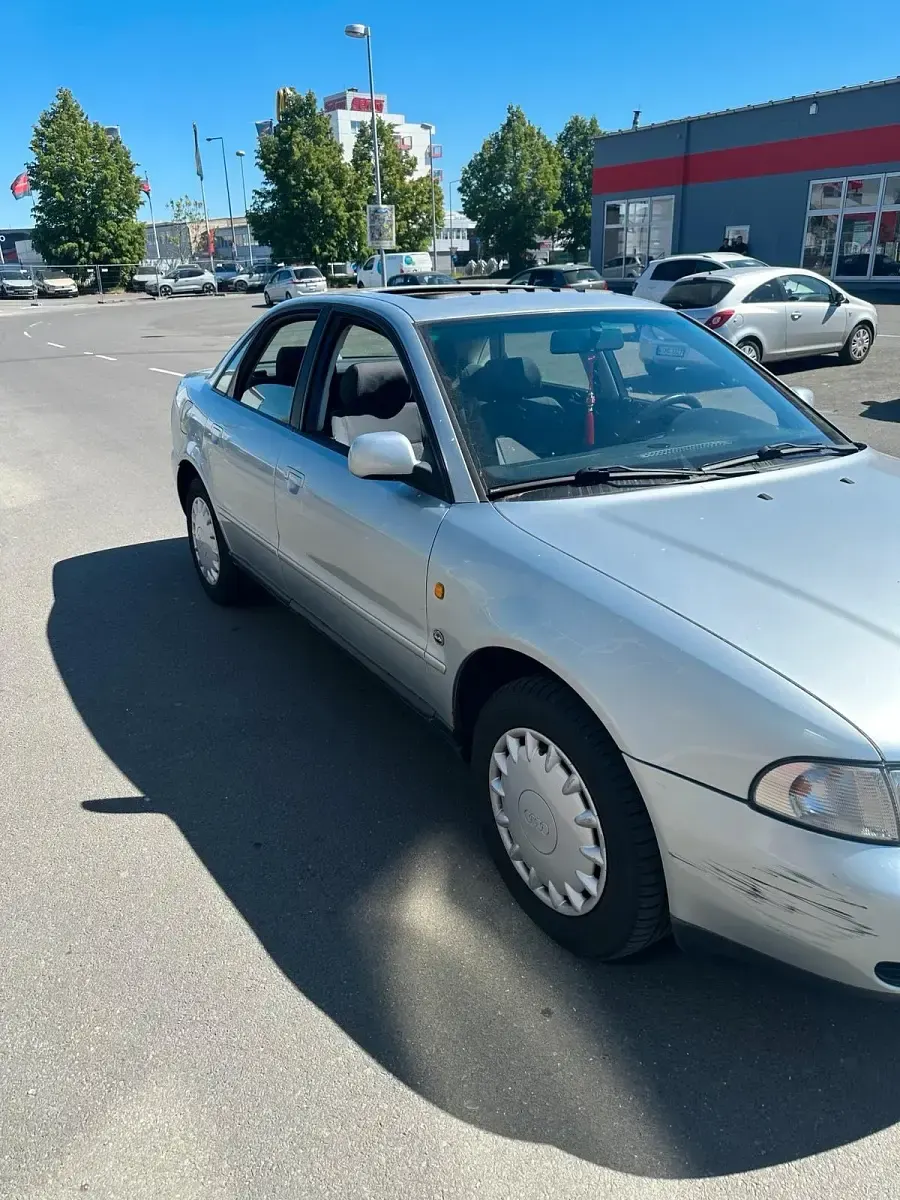 Second-hand Audi A4 125 CP (91 kW) 1997 Argintiu Berlinǎ