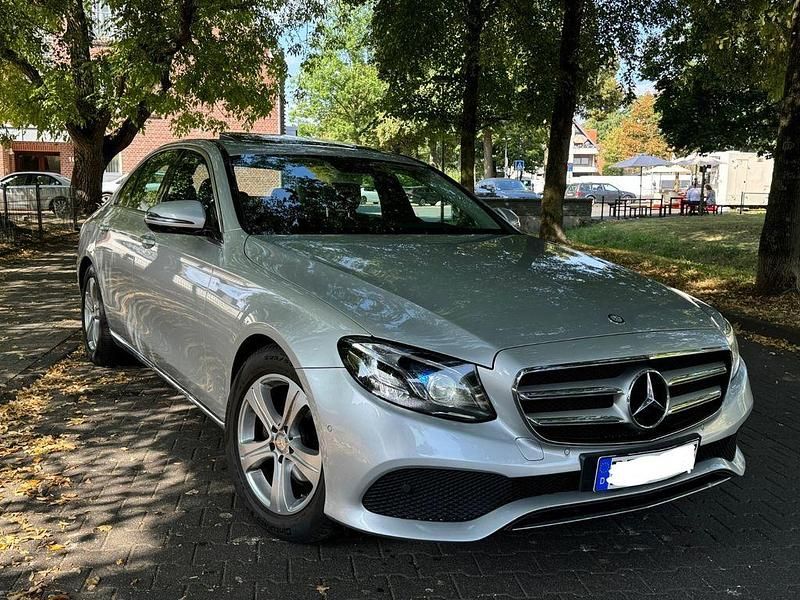 Silber Gebraucht 2016 Mercedes E220 Avantgarde Limousine | 15.700 € - Bild 1/4