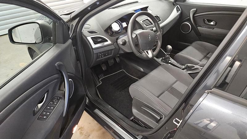 Gebraucht Renault Mégane GrandTour Dynamique 131 PS (96 kW) 2011 Grau Kombi