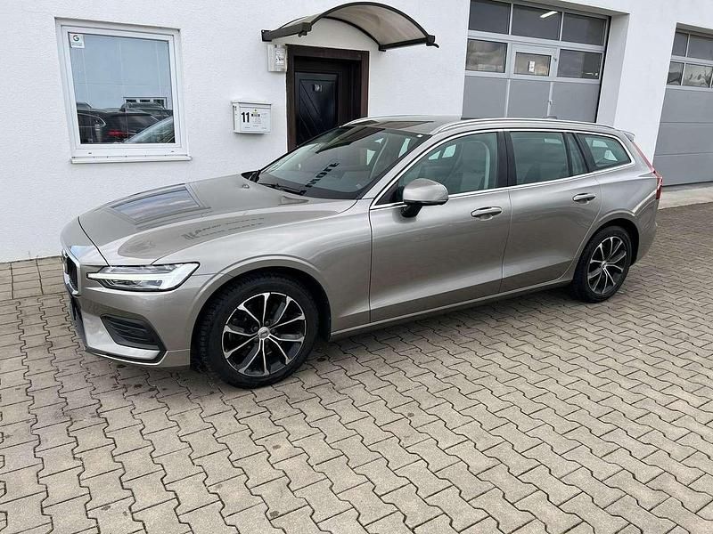Gebraucht Volvo V60 Momentum 190 PS (139 kW) 2019 Pebble grey / metallic Kombi