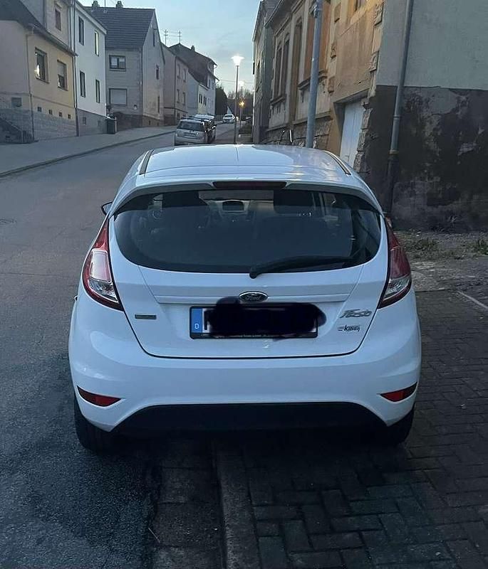Gebraucht Ford Fiesta Trend 101 PS (74 kW) 2013 Weiß Kleinwagen