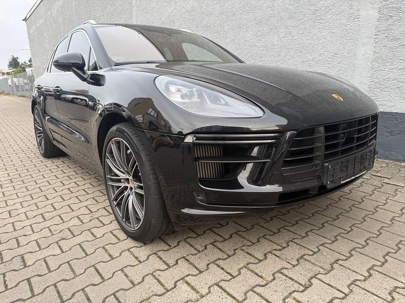 Tiefschwarz Gebraucht 2019 Porsche Macan Turbo Chrono SUV | 49.950 € - Bild 1/4