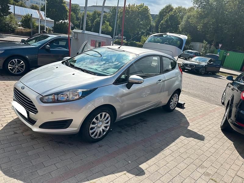 Grau Gebraucht 2014 Ford Fiesta Limousine | 7.500 € (Teuer) - Bild 1/3