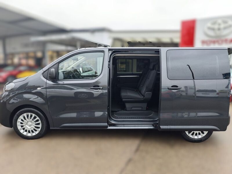 Gebraucht Toyota Proace Verso Comfort 144 PS (105 kW) 2024 Titanium grey metallic Kombi