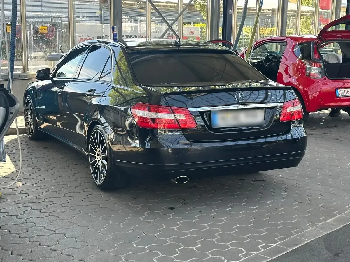 Gebraucht Mercedes E200 184 PS (135 kW) 2010 Schwarz Limousine