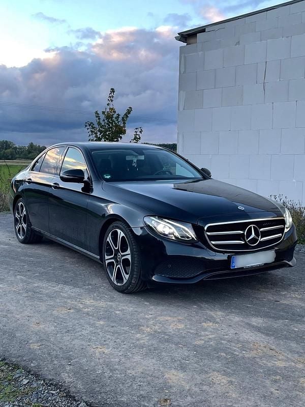 Gebraucht Mercedes E220 194 PS (142 kW) 2019 Schwarz Limousine