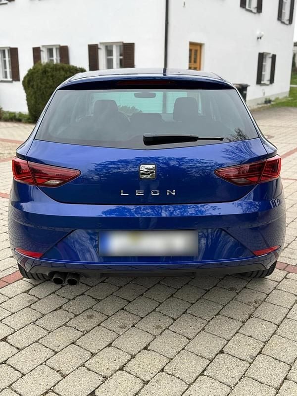Używany Seat Leon XCELLENCE 180 KM (132 kW) 2018 Niebieski Hatchback