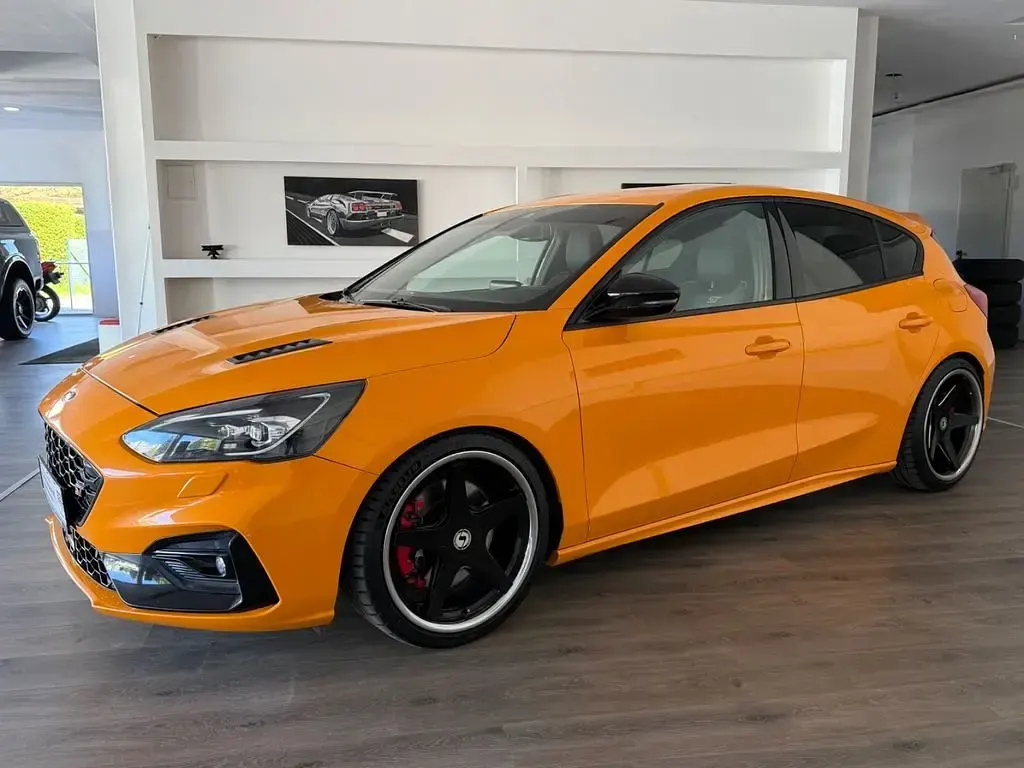 Używany Ford Focus ST 280 KM (205 kW) 2019 Pomarańczowy Sedan/Limuzyna