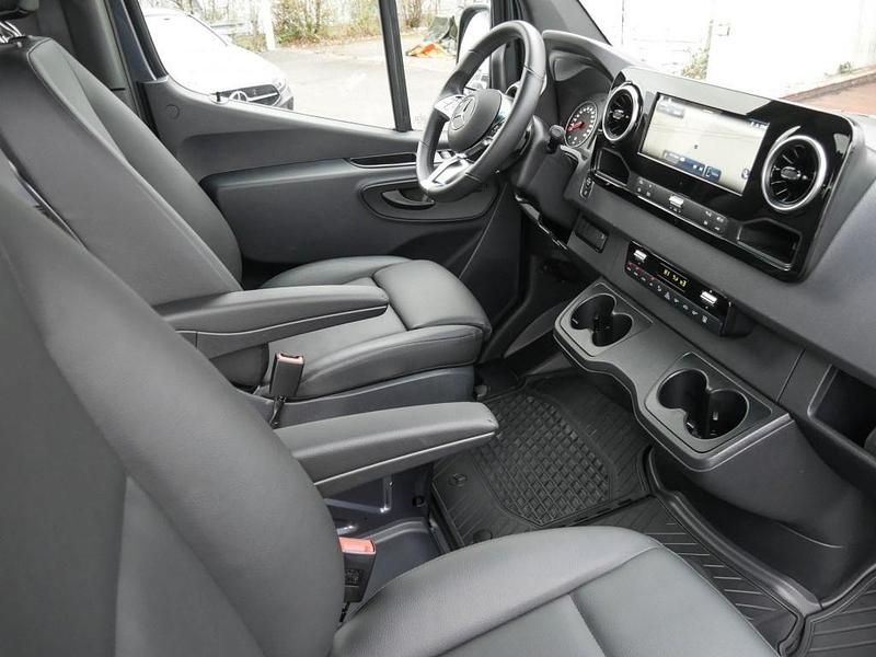 Gebraucht Mercedes Sprinter 190 PS (139 kW) 2024 Grau Van