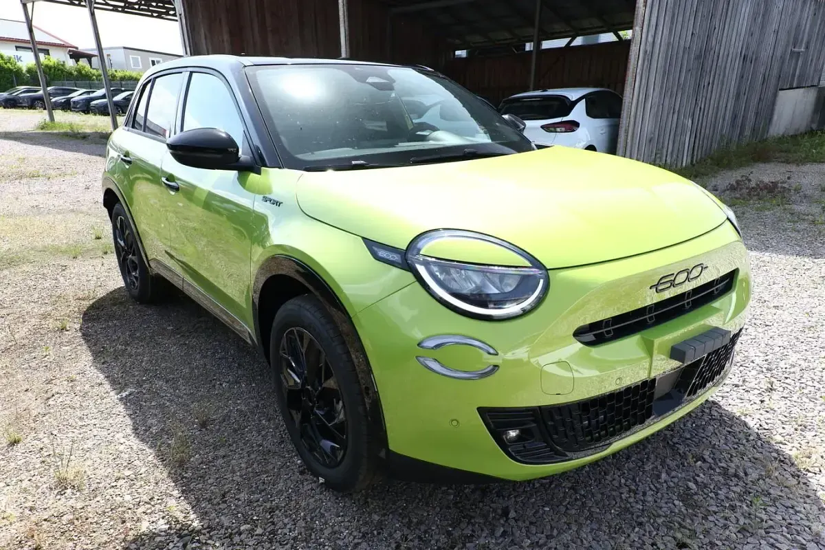 Neu Fiat 600 Sport 145 PS (106 kW) 2026 Acid grün metallic / dach schwar SUV