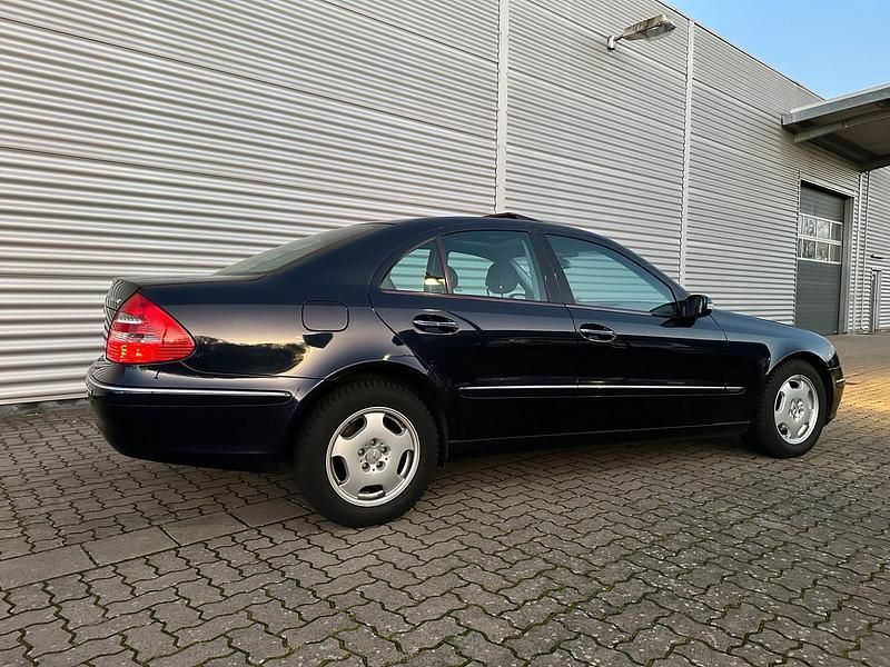 Second-hand Mercedes E200 163 CP (119 kW) 2003 Albastru Berlinǎ