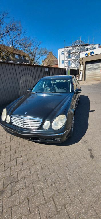 Schwarz Gebraucht 2004 Mercedes E220 Elegance Limousine | 2.000 € (Superpreis) - Bild 1/4