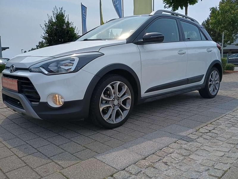 Weiß Gebraucht 2019 Hyundai i20 Active Limousine | 14.490 € (Etwas zu teuer) - Bild 1/4