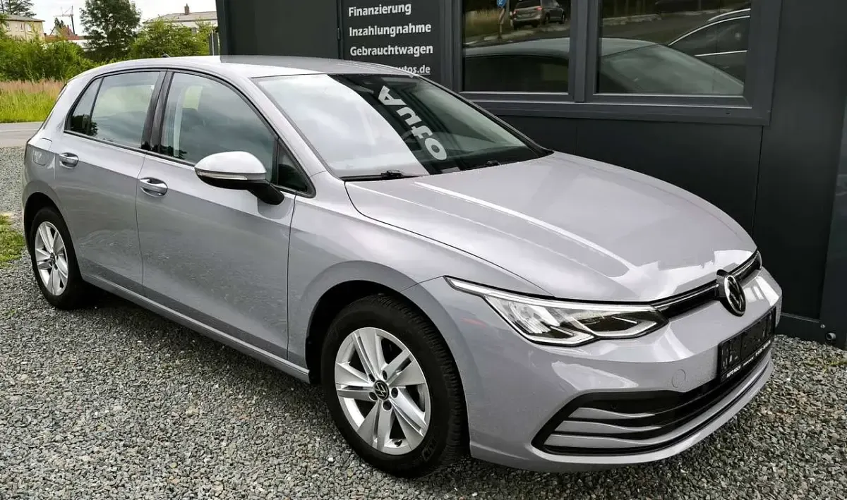 Gebraucht VW Golf VIII Life 131 PS (96 kW) 2020 Mondsteingrau Kleinwagen