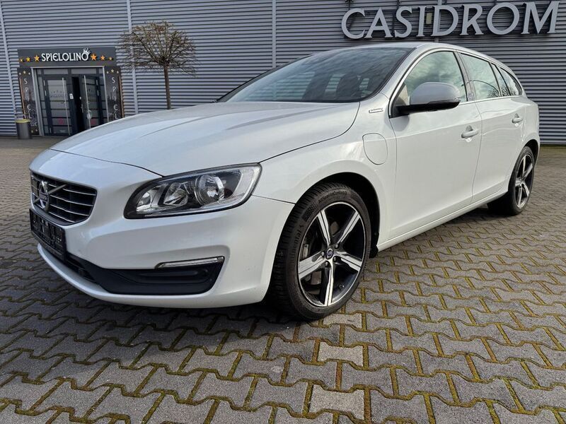 Weiß Gebraucht 2016 Volvo V60 Momentum Kombi | 17.980 € (Etwas zu teuer) - Bild 1/4