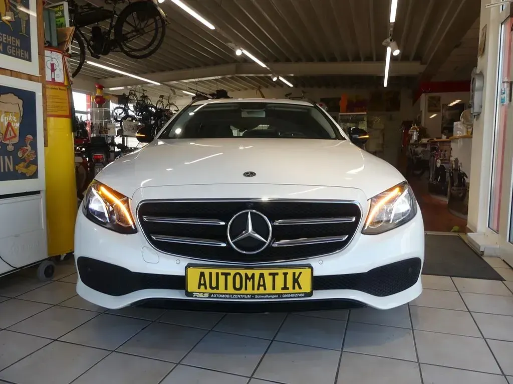 Gebraucht Mercedes E200 Avantgarde 160 PS (117 kW) 2020 Weiß Limousine