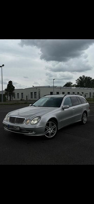 Silber Gebraucht 2003 Mercedes E200 Kombi | 2.500 € - Bild 1/4
