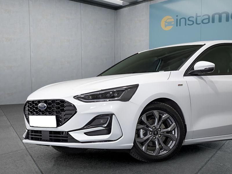 Weiß Gebraucht 2024 Ford Focus Limousine | 25.199 € (Fairer Preis) - Bild 1/4
