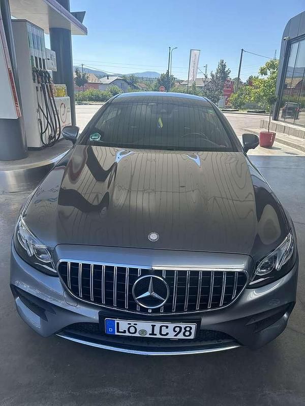 Silber Gebraucht 2017 Mercedes E300 AMG line Coupé | 31.000 € (Etwas zu teuer) - Bild 1/4