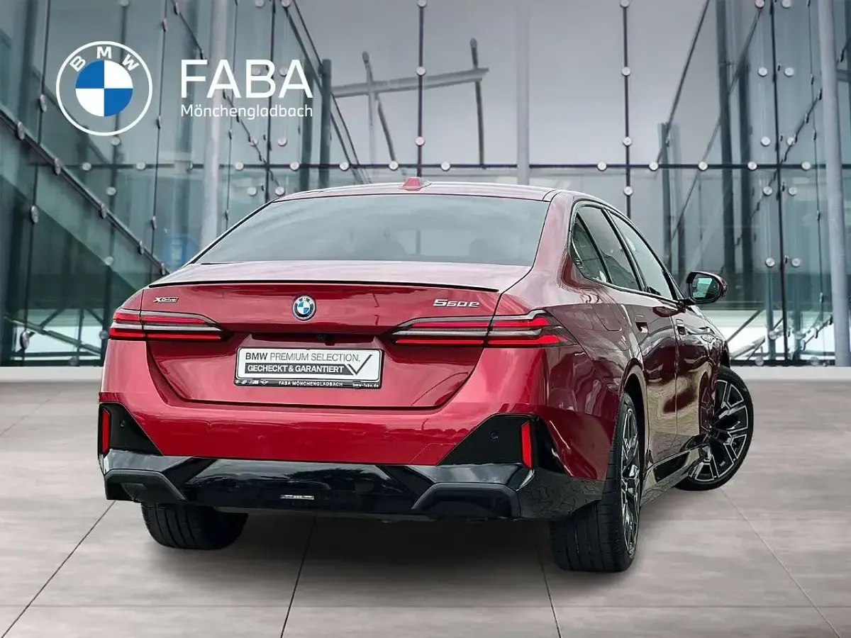 Gebraucht BMW 550e M Sport 489 PS (359 kW) 2025 Rot Limousine